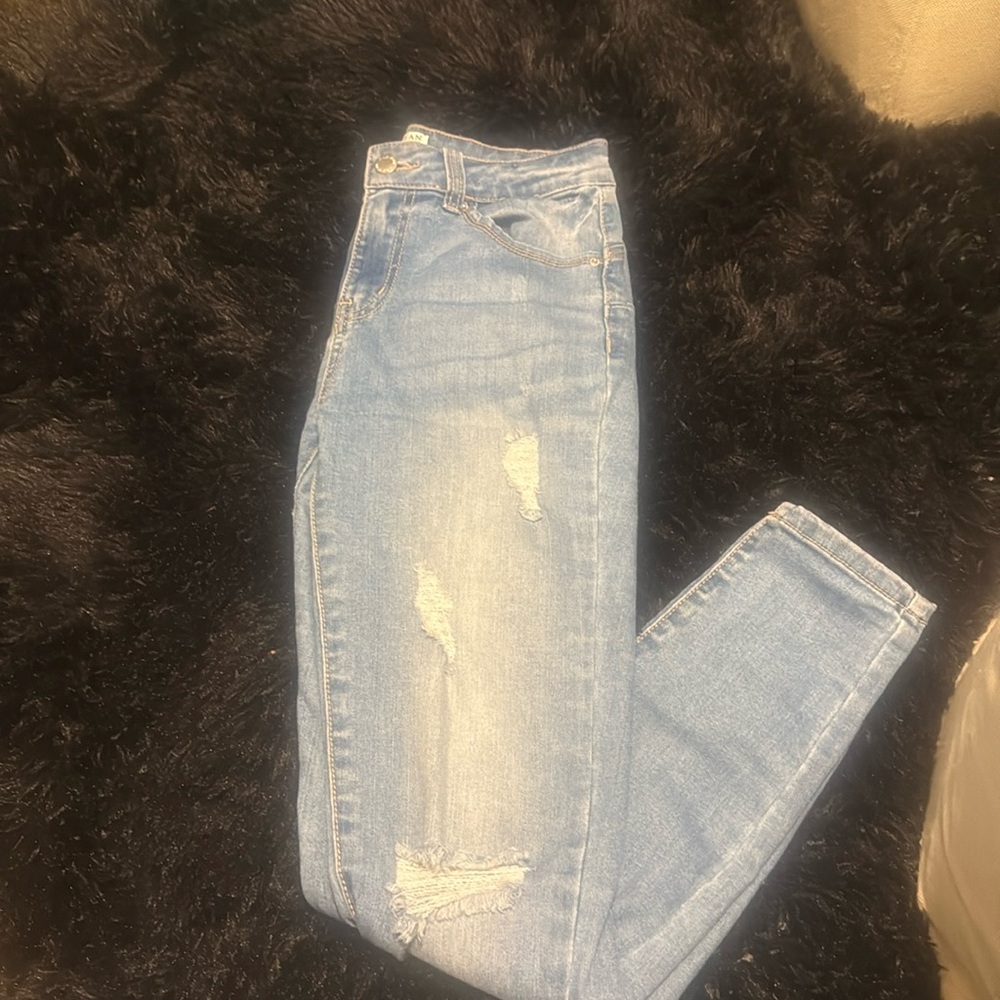 Juniors ripped jeans
